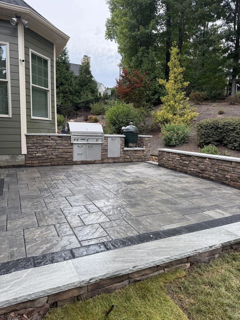 Wide view of the kitchen patio and seat wall
