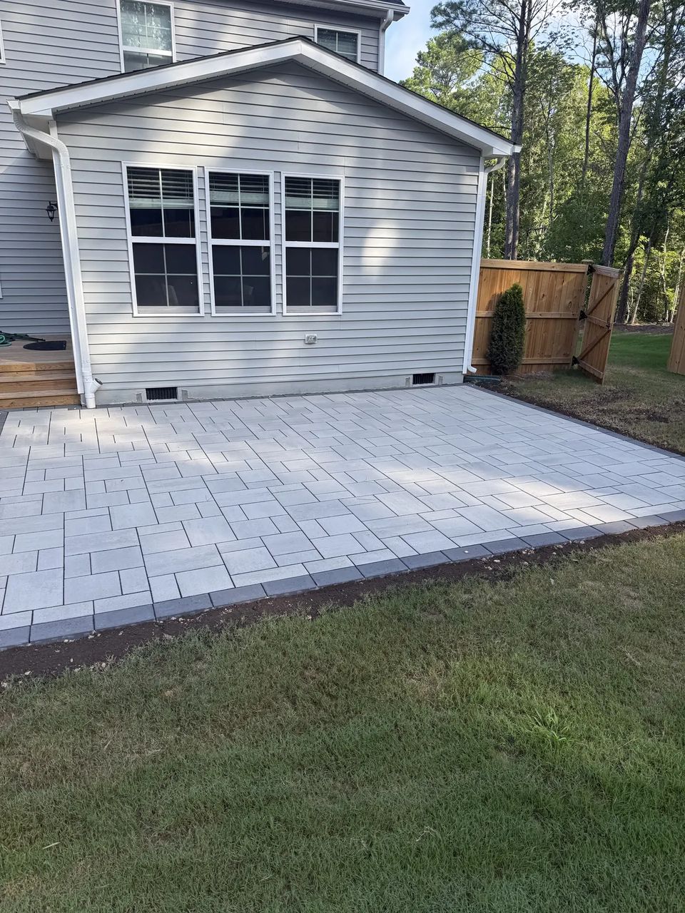 Corner of the rear patio with its border